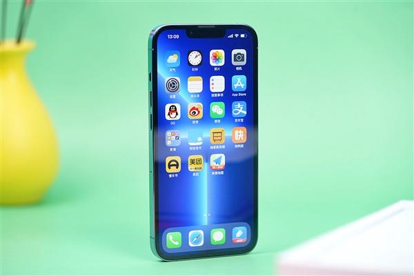 零部件短缺之下，苹果iPhone今年产量减少1500万部，但仍拿下10月国内市场销量第一
