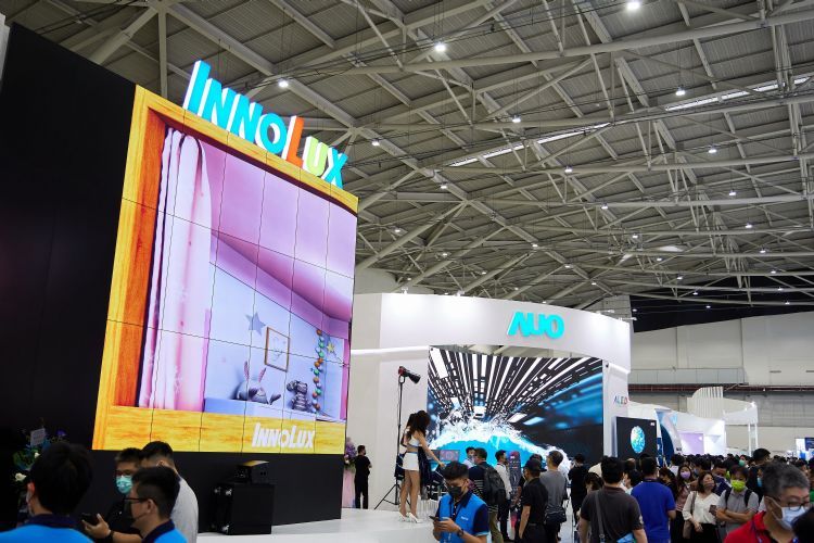 面板双雄5月营收较2021年同期衰退3~4成，疫情解封有助于出货回稳。李建梁摄