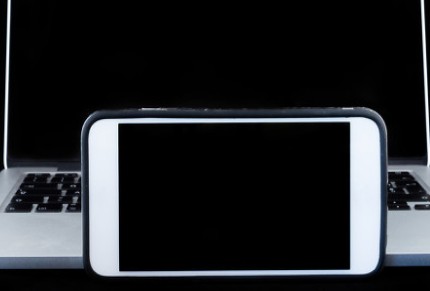 苹果客服回应iPhone12屏幕出现“泛黄、绿屏”的问题