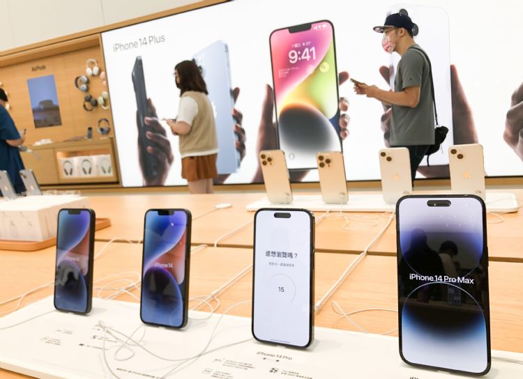 iPhone 14 Pro Max为2023年上半全球手机出货量冠军。符世旻摄（数据照）