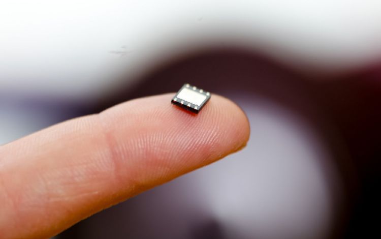 传美国版iPhone 15系列将移除实体SIM卡托盘，仅支持双e-SIM。法新社