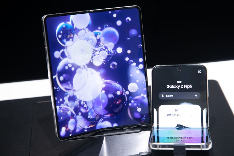 Galaxy Z Fold5折叠面板采CoE技术。符世旻摄(数据照) Galaxy Z Fold5折叠面板采CoE技术。符世旻摄(数据照)