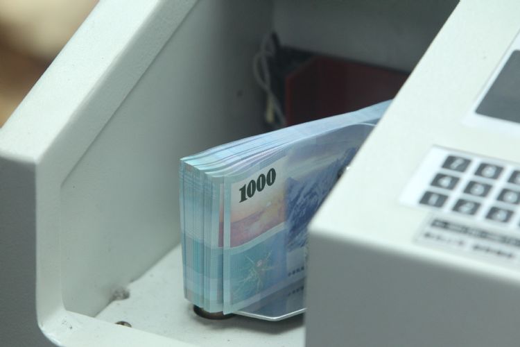 台湾虽已发展多元电子支付方式,但现金仍广被大众使用。符世旻摄