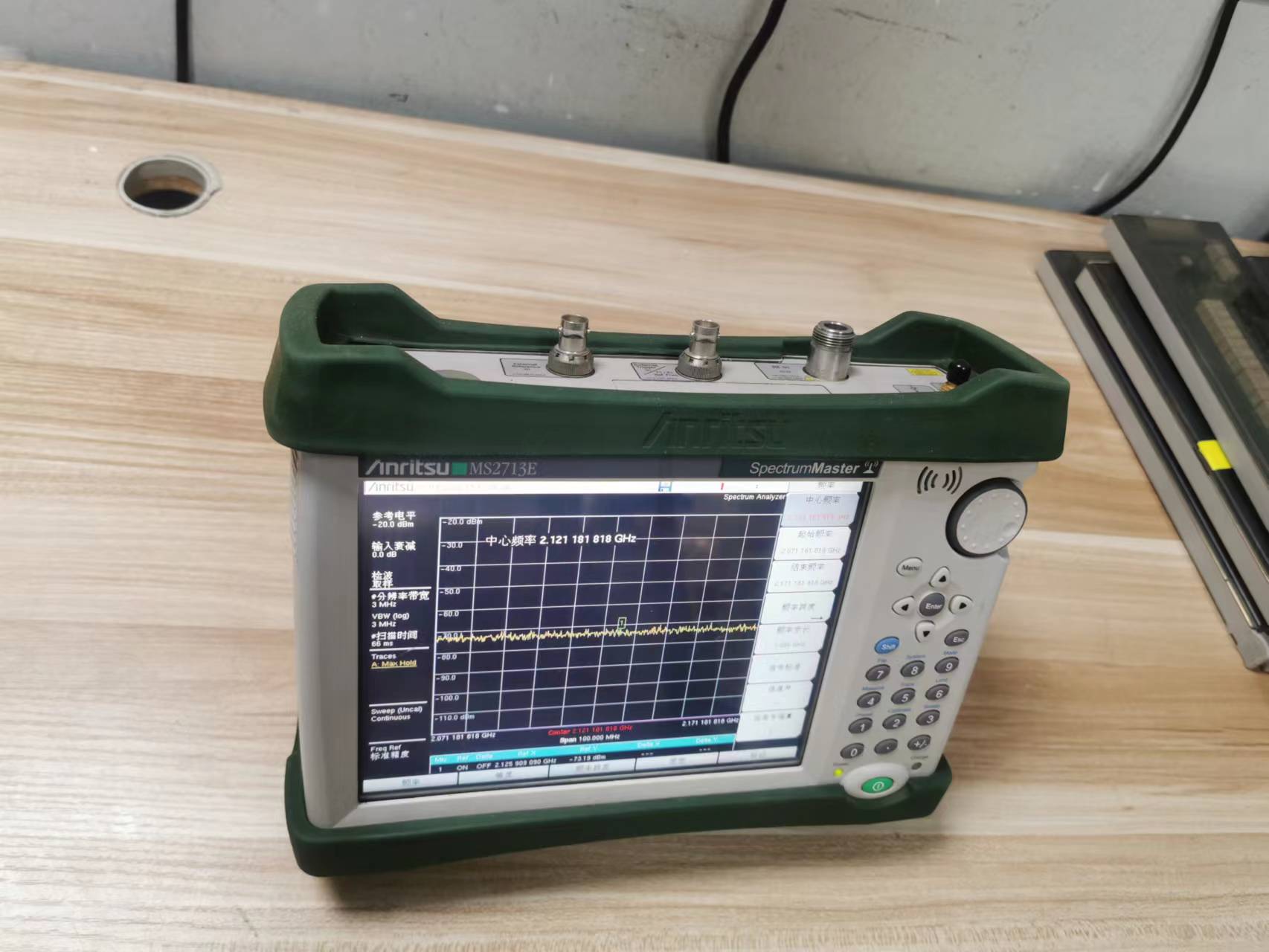 手持日本Anritsu安立MS2713E频谱分析仪