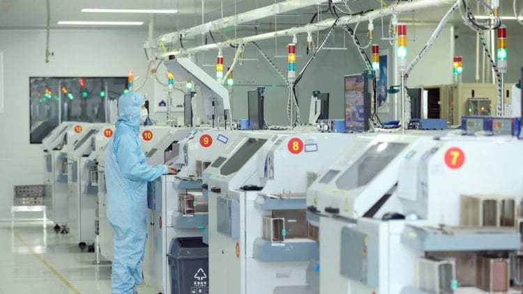 半导体设备需求激增，2026年市场或提前破万亿美元