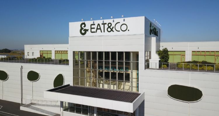 图为引进学习AI,让生产速度倍增、人员减少30%的Eat&饺子工厂。Eat& 图为引进学习AI,让生产速度倍增、人员减少30%的Eat&饺子工厂。Eat&