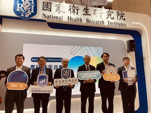 图左起为国卫院技转育成中心主任蔡熙文、群健所所长邱弘毅、院长梁赓义、华硕集营运长团谢明杰、吴汉章总经理、陈忠诚技术长合影