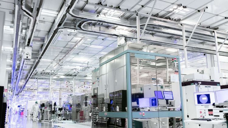 英特尔29日宣布,基于EUV技术的Intel 4制程芯片,正式在位于爱尔兰Leixlip的Fab 34晶圆厂开始量产。英特尔 英特尔29日宣布,基于EUV技术的Intel 4制程芯片,正式在位于爱尔兰Leixlip的Fab 34晶圆厂开始量产。英特尔