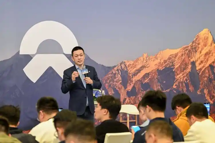 蔚来CEO李斌澄清：萤火虫车型大灯设计未参考iPhone