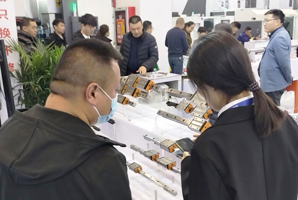 滚柱导轨与滚珠导轨哪个更适合重载机床？