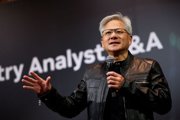 黄仁勋宣告AI智能体时代到来,英伟达警告芯片走私