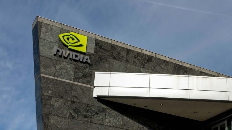 NVIDIA否认AI机柜量产推迟,中板制造迎挑战