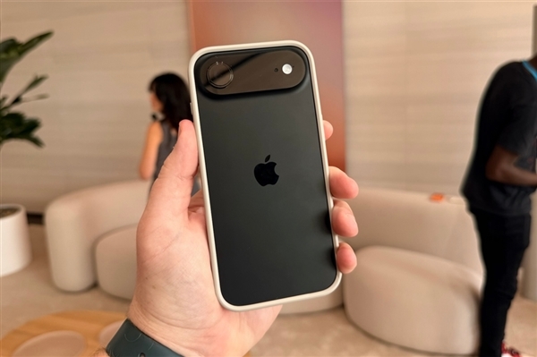 库克回避iPhone Air销量问题，分析师称其需求低迷