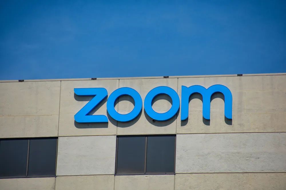 Zoom全球裁员1300人CEO减薪；美团一季度拟招聘约1万人；微软把ChatGPT技术整合到必应搜索引擎 | 日报