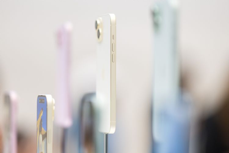 iPhone 15系列开放预购后买气热络,部分观点上调出货预估。法新社 iPhone 15系列开放预购后买气热络,部分观点上调出货预估。法新社