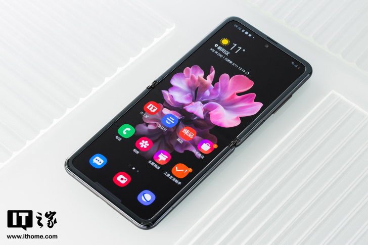 三星 Galaxy Z Flip 3 折叠屏在西班牙“火爆”，2022 上半年销量同比增加 6 倍