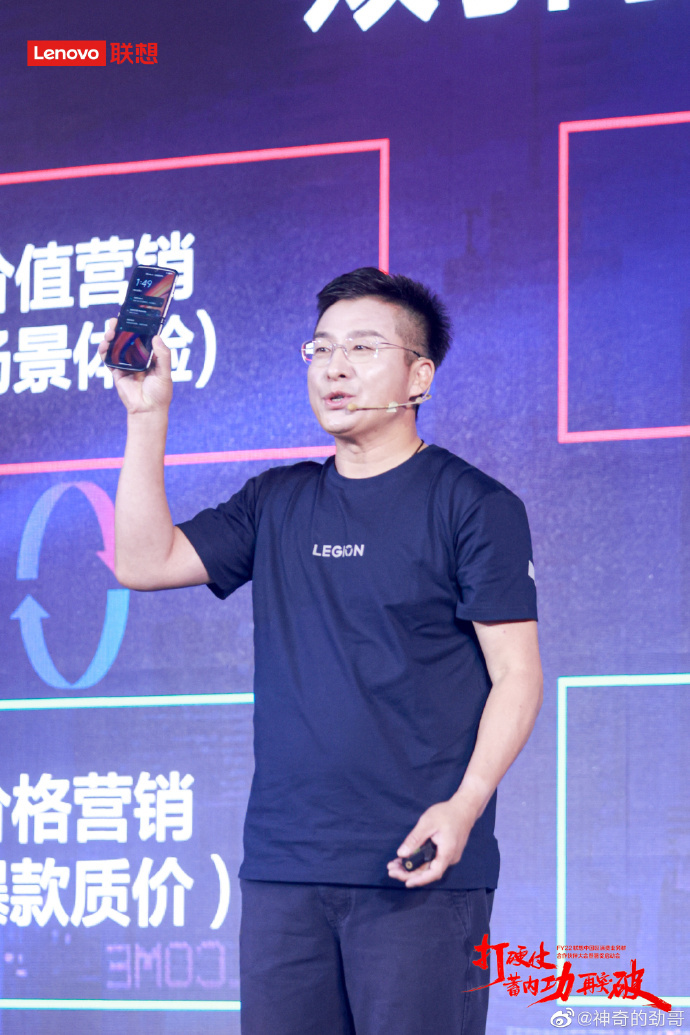 联想陈劲曝光摩托罗拉 Razr 2022 真机,确认取消下巴设计 图片 2