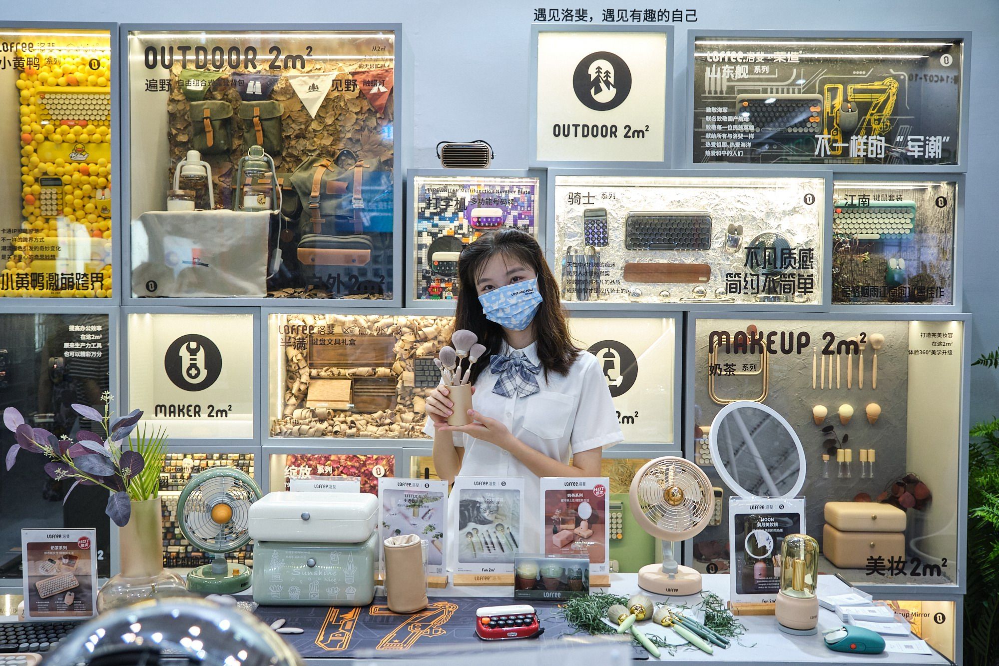 showgirl陪你逛2022深圳礼品展-充电头网