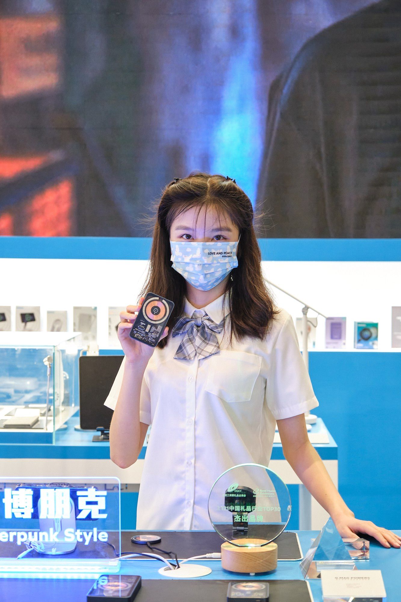 showgirl陪你逛2022深圳礼品展-充电头网