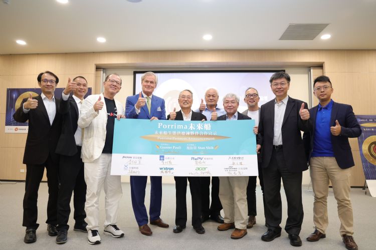 施振荣(中)与Dr. Gunter Pauli(左四)宣布在台湾高雄生产未来船。李建梁摄 施振荣(中)与Dr. Gunter Pauli(左四)宣布在台湾高雄生产未来船。李建梁摄