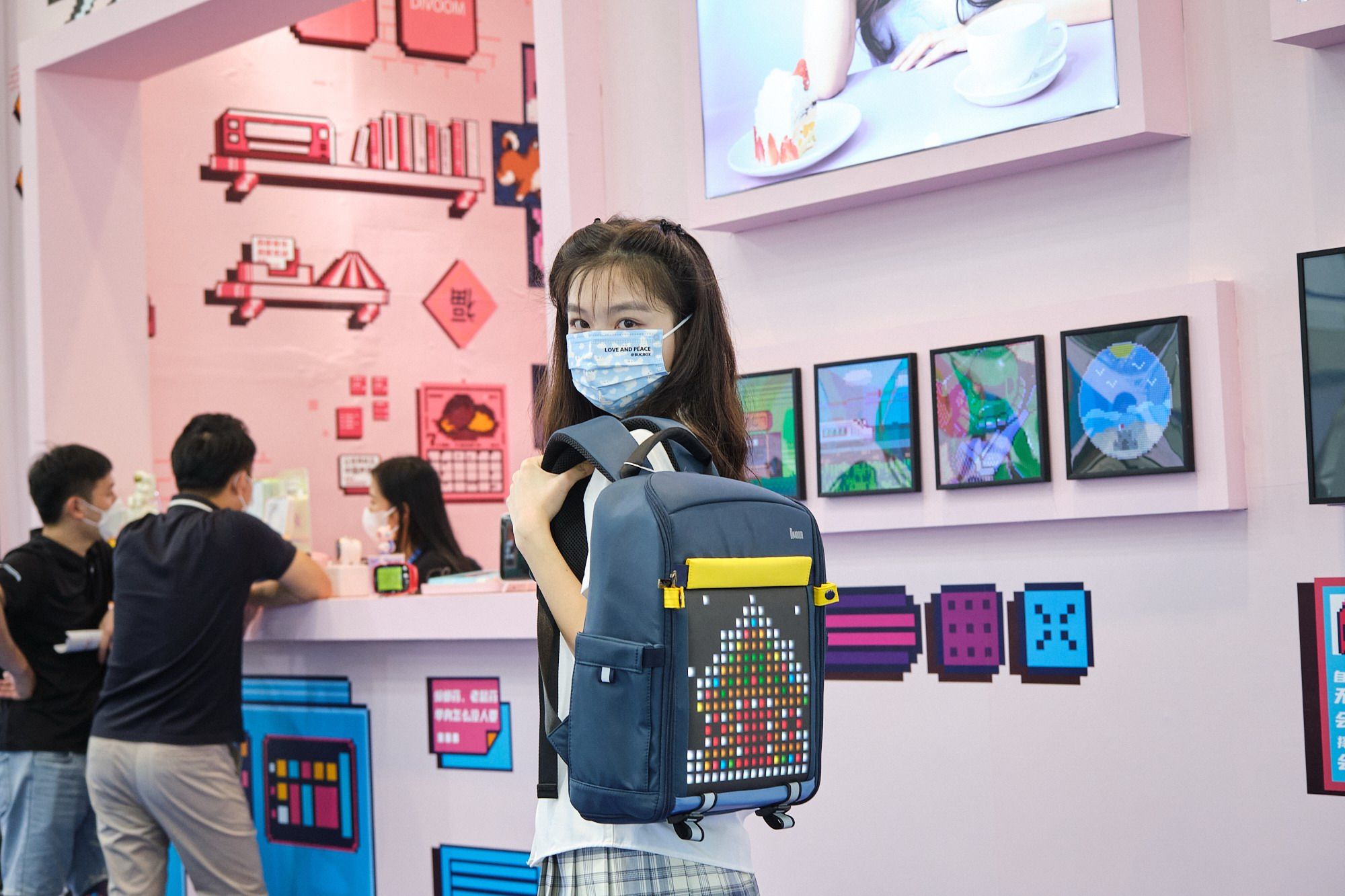 showgirl陪你逛2022深圳礼品展-充电头网