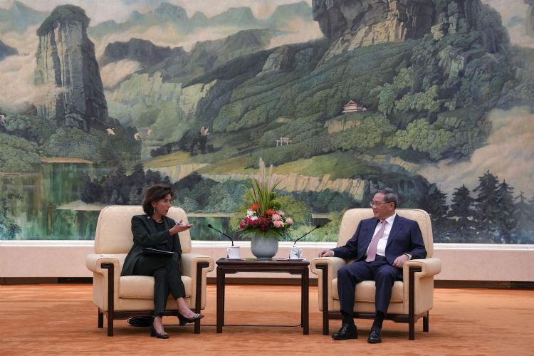 美国商务部长Gina Raimondo（图左）于8月时出访国内，与国务院总理李强（图右）会谈。传美国商务部将更新对国内先进半导体设备出口管制规定。法新社