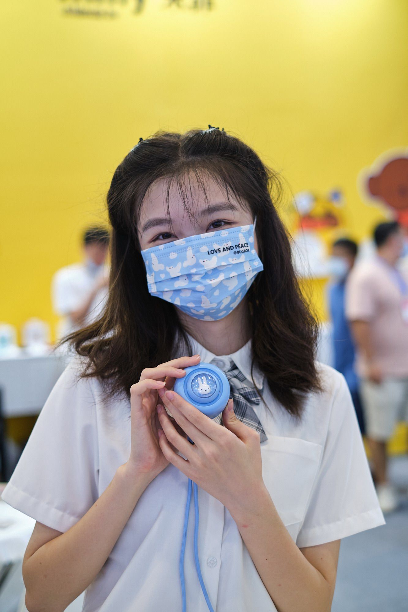 showgirl陪你逛2022深圳礼品展-充电头网
