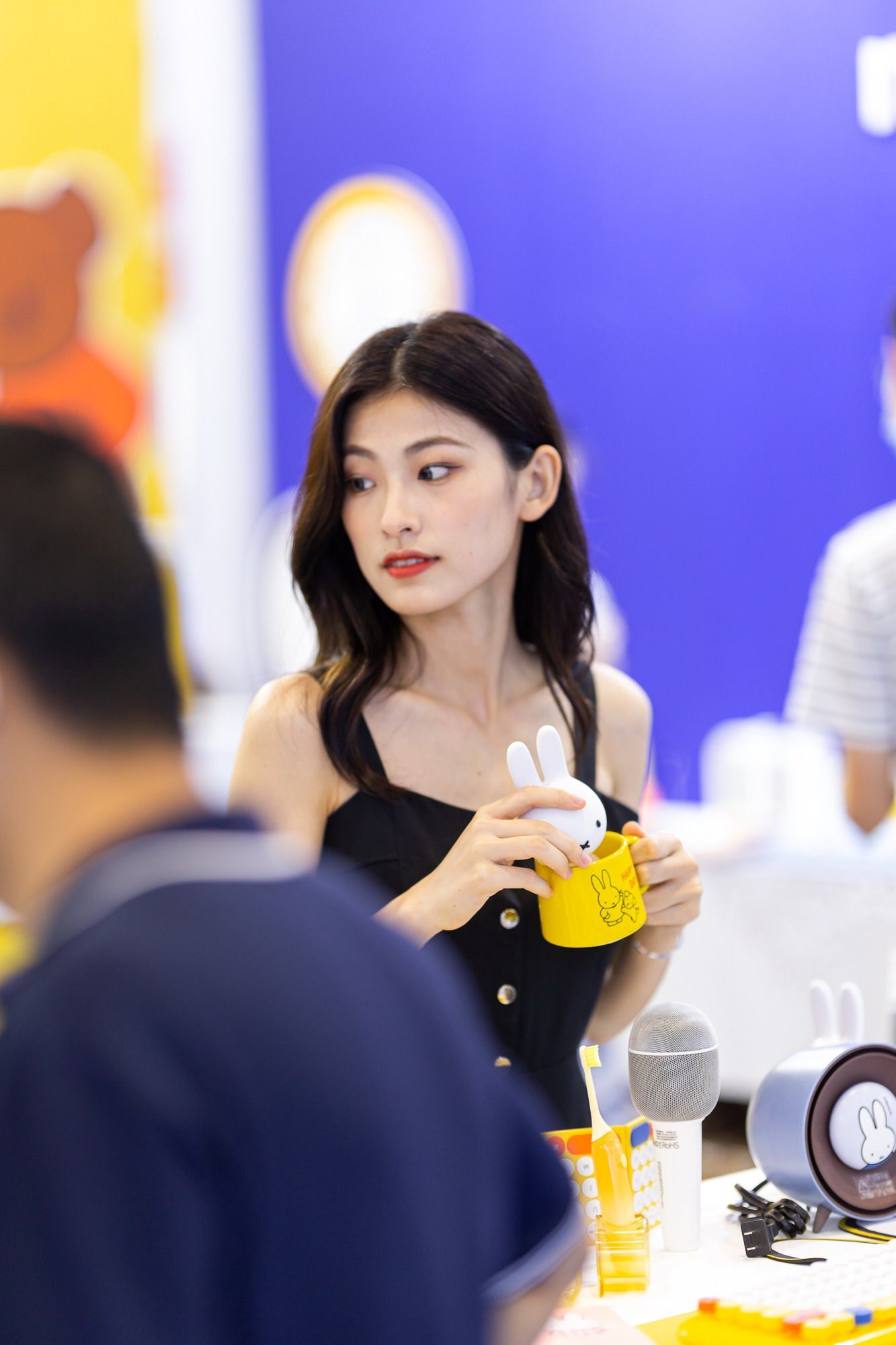 showgirl陪你逛2022深圳礼品展-充电头网