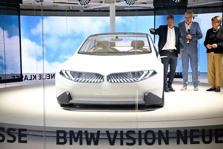 BMW揭Neue Klasse概念电动车，首批基于Neue Klasse架构制造的电动车将于2025年投入生产。法新社