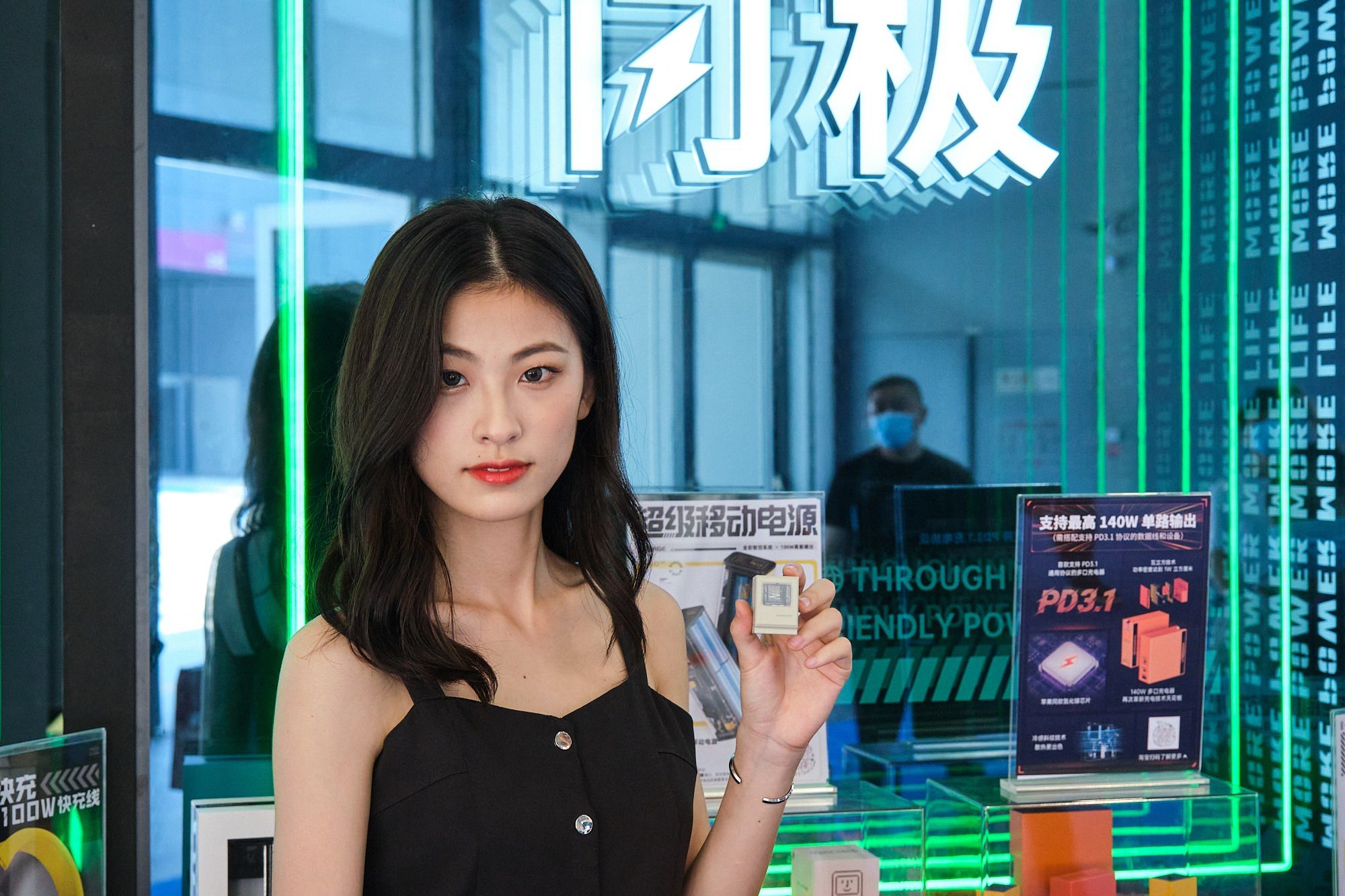 showgirl陪你逛2022深圳礼品展-充电头网