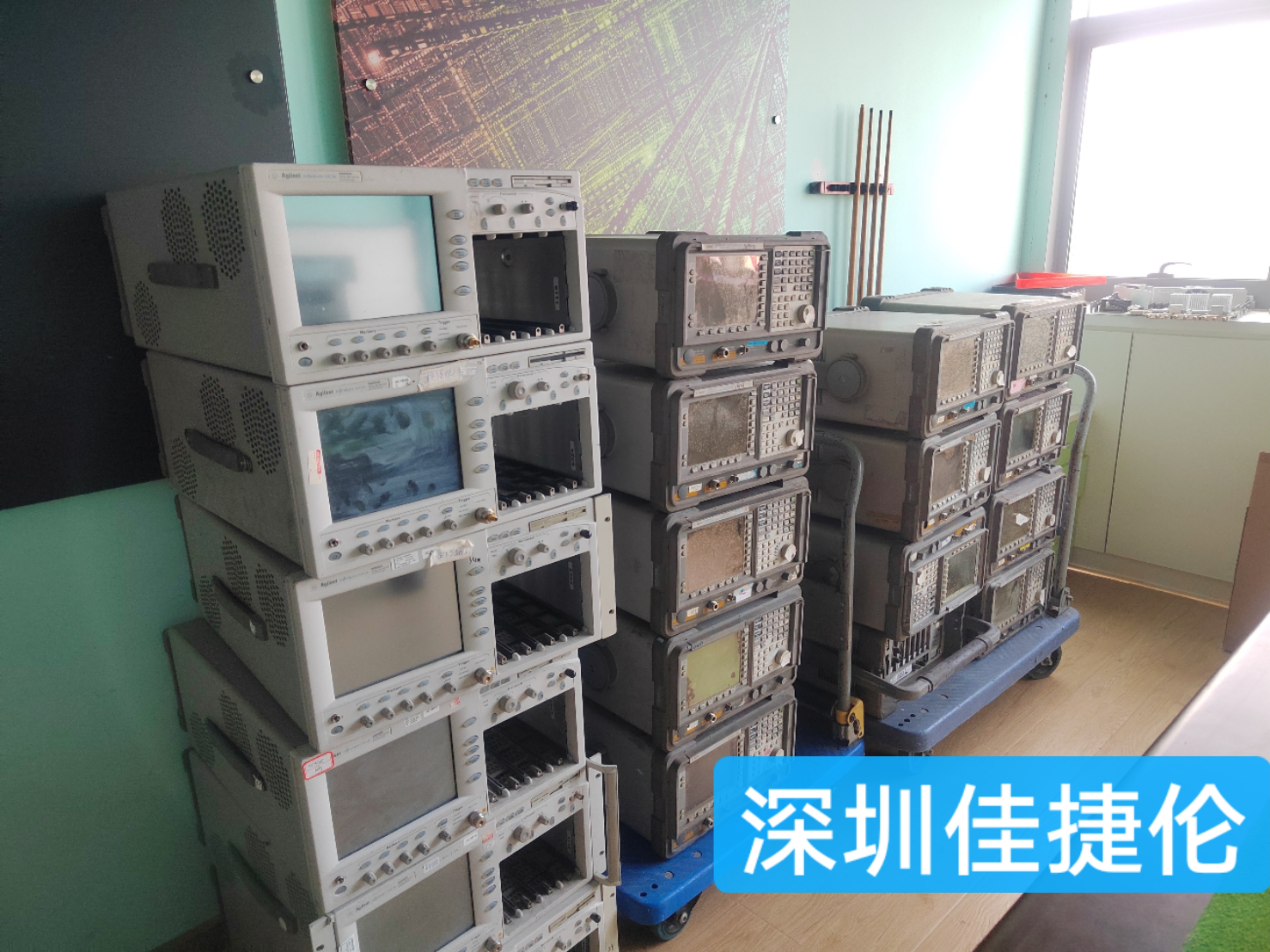 M9018A PXIe 机箱：18 插 槽，3U，4 GB/s，第 2 代