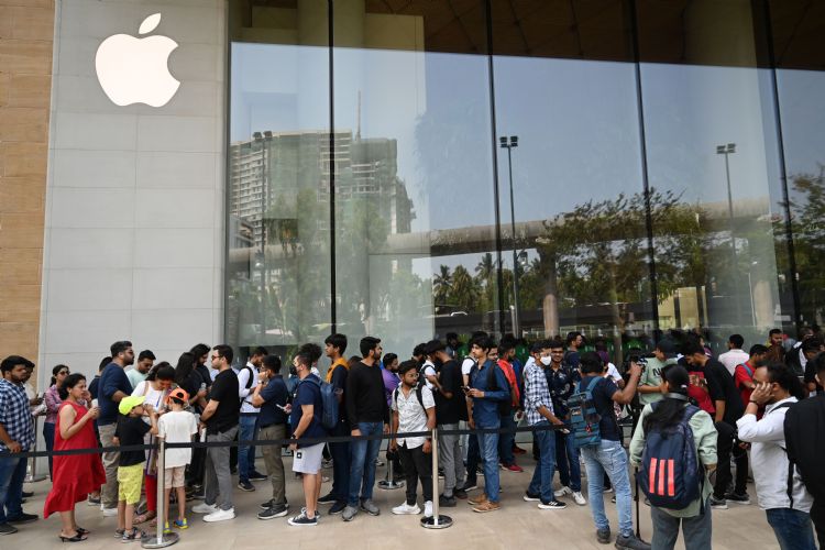 受惠于高端iPhone 15 Pro系列带动，预期在2023年下半iPhone印度销售市场的比重将由上半年的5%增至7%。法新社