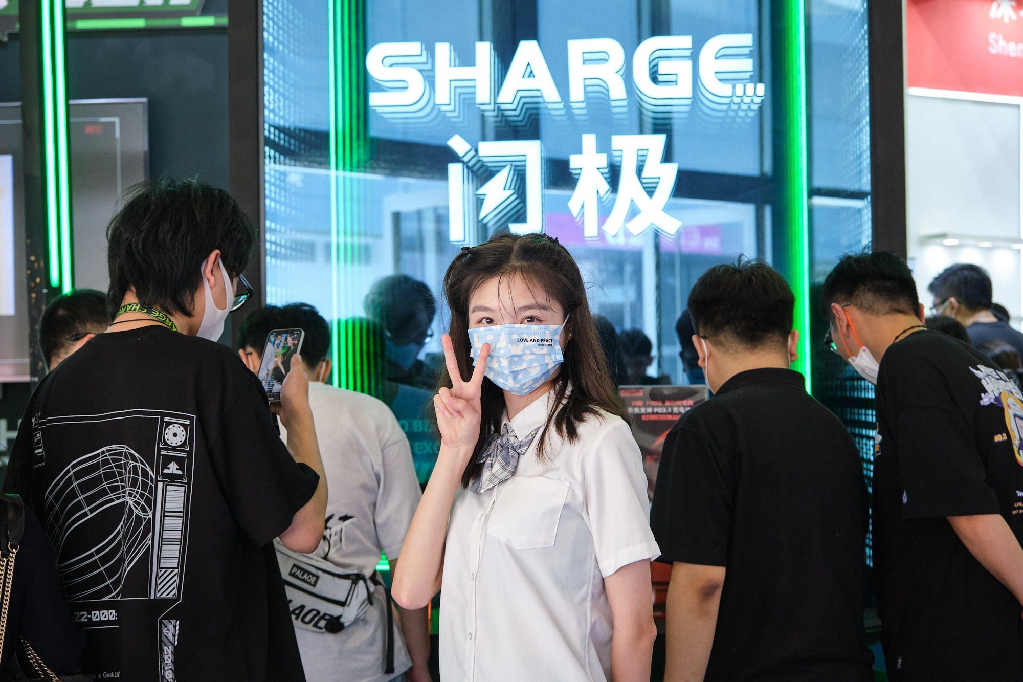 showgirl陪你逛2022深圳礼品展-充电头网