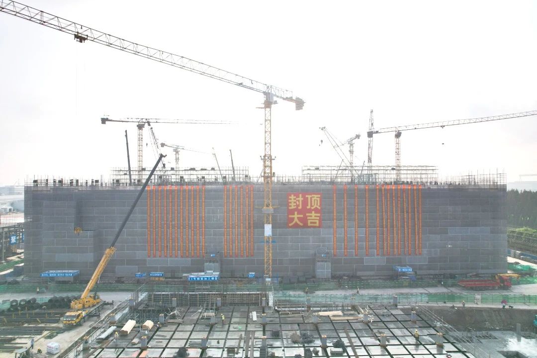 积塔半导体特色工艺生产线建设项目（二阶段）主厂房封顶