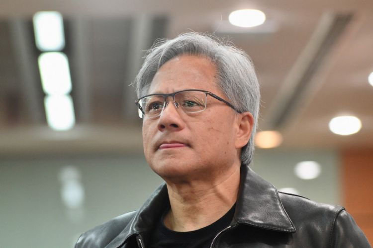 树大招风的NVIDIACEO黄仁勋，恐将迎接法国乃至欧盟执委会（EC）对于高端AI GPU「奇货可居」的潜在滥用市场地位调查。法新社