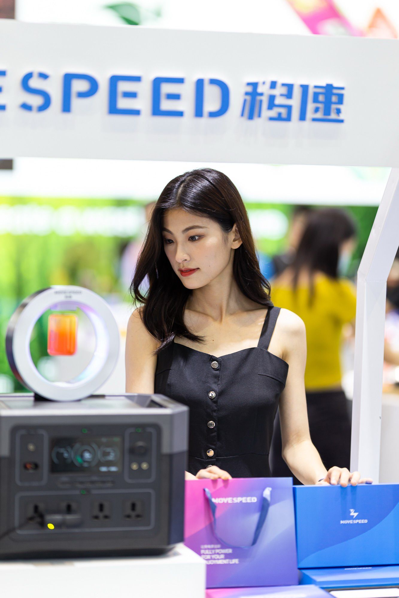 showgirl陪你逛2022深圳礼品展-充电头网