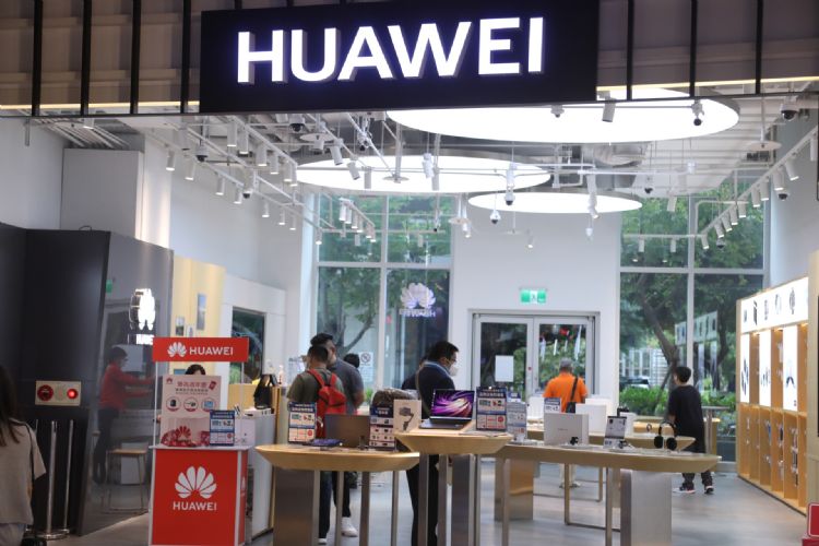 华为新机销售热卖，市场传出，华为积极扫货带动NAND Flash报价加速上涨。符世旻摄（数据照）