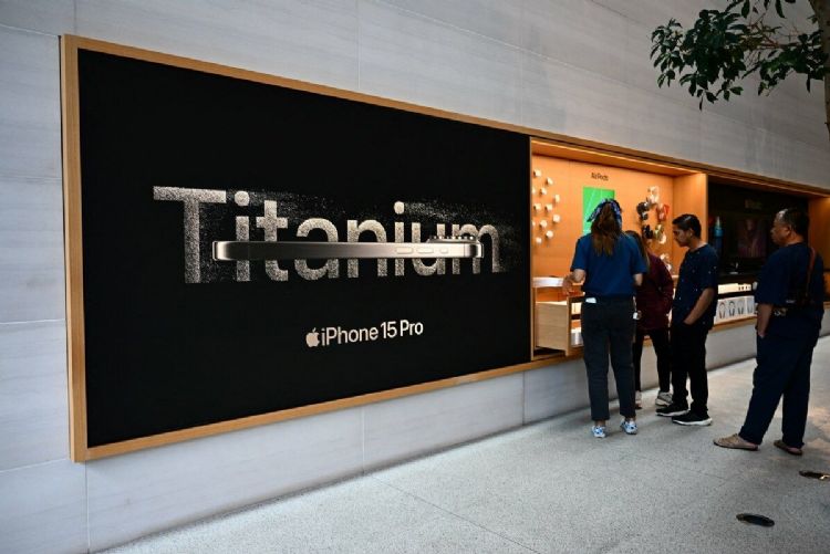 苹果30日发表声明表态,新iPhone的钛合金设计,对手机过热没有影响,并将发热问题归因为iOS 17的错误,将透过系统更新解决。法新社 苹果30日发表声明表态,新iPhone的钛合金设计,对手机过热没有影响,并将发热问题归因为iOS 17的错误,将透过系统更新解决。法新社