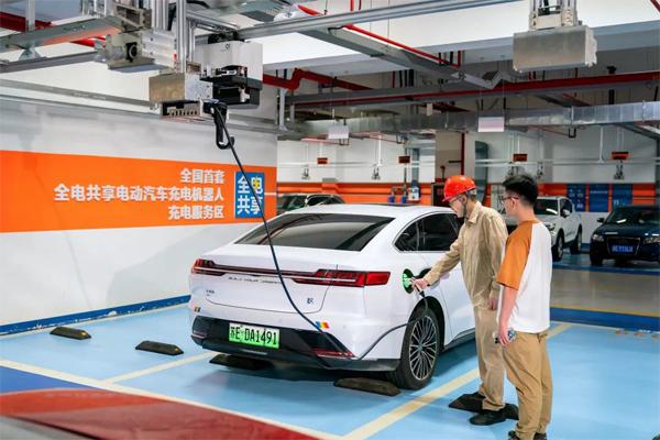 全国首个电动汽车充电机器人在苏州投入运行，未来将应用到小区、公共商场等场所