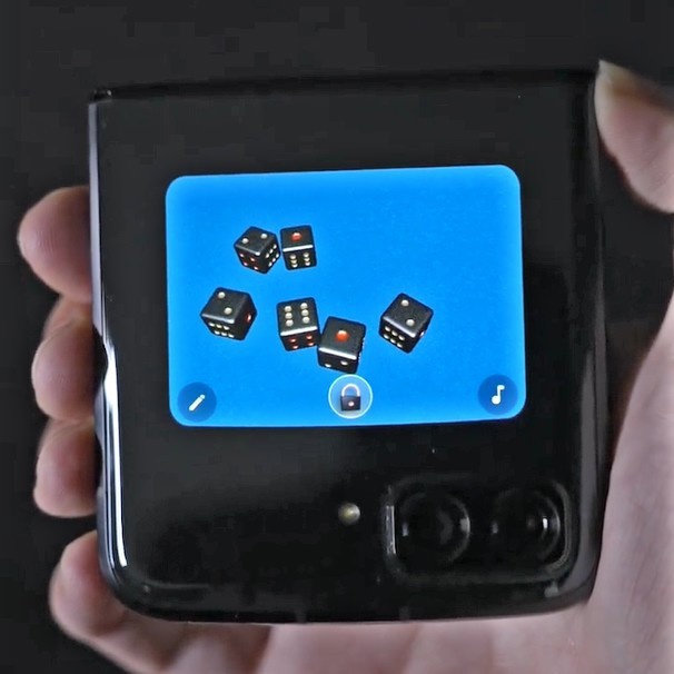 摩托罗拉 Razr 2022 配备更大的外屏,还有摇骰子彩蛋 Official video shows off Motorola Razr 3's larger cover display