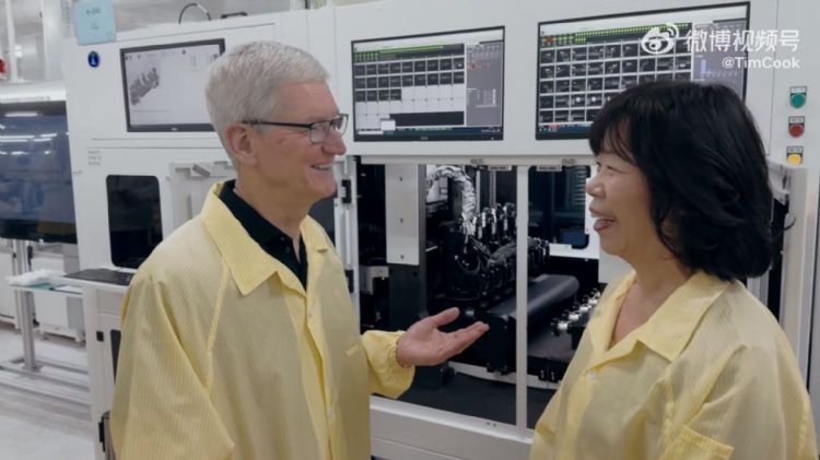 立讯精密董事长王来春接待苹果CEOTim Cook参观Apple Watch产线。撷取自Tim Cook微博 立讯精密董事长王来春接待苹果CEOTim Cook参观Apple Watch产线。撷取自Tim Cook微博