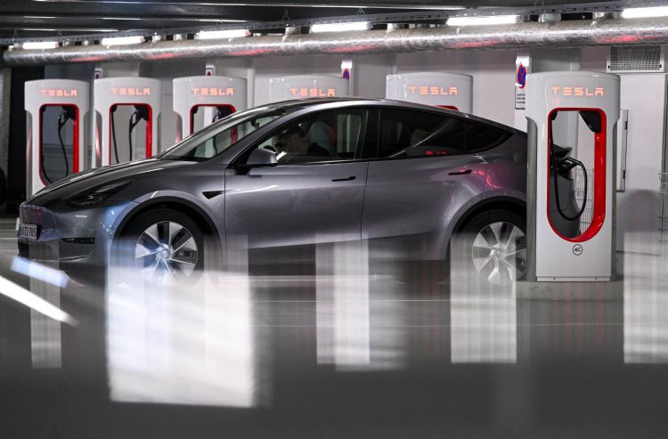 Tesla与小米车仍未碰头,却因诉讼案被聚焦。法新社 Tesla与小米车仍未碰头,却因诉讼案被聚焦。法新社