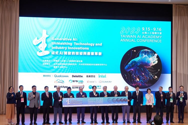 台湾人工智能学校（AIA）年会日前登场，副总统赖清德（左八）、广达董事长林百里（左七）、AIA校务长蔡明顺（右二）等人出席。李建梁摄（数据照）