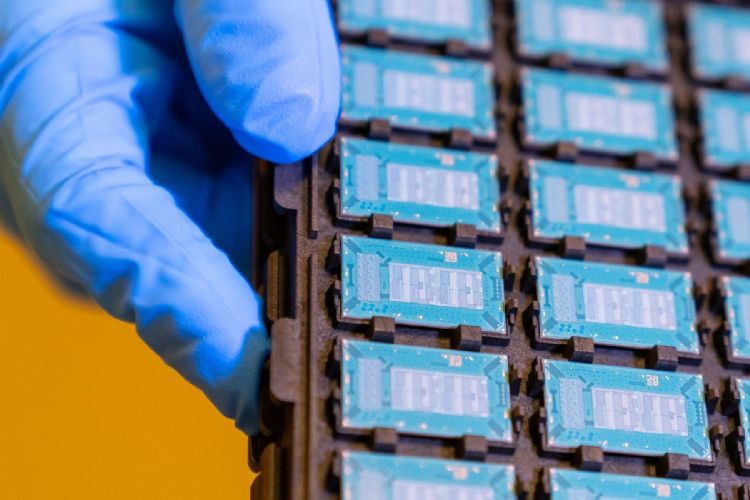 英特尔正式发布首款用于下一代先进封装的玻璃基板。英特尔 英特尔正式发布首款用于下一代先进封装的玻璃基板。英特尔