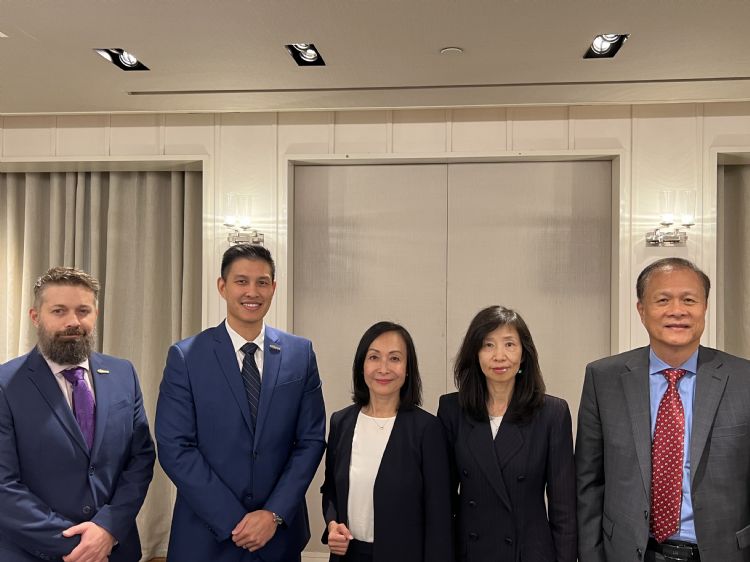 AMAX董事长倪小菁(中)、风控长倪集烈(右一)、业务副总曹伯扬(左二)、科技长Rene Meyer(左一)及财务长卫婉倩。李立达摄 AMAX董事长倪小菁(中)、风控长倪集烈(右一)、业务副总曹伯扬(左二)、科技长Rene Meyer(左一)及财务长卫婉倩。李立达摄