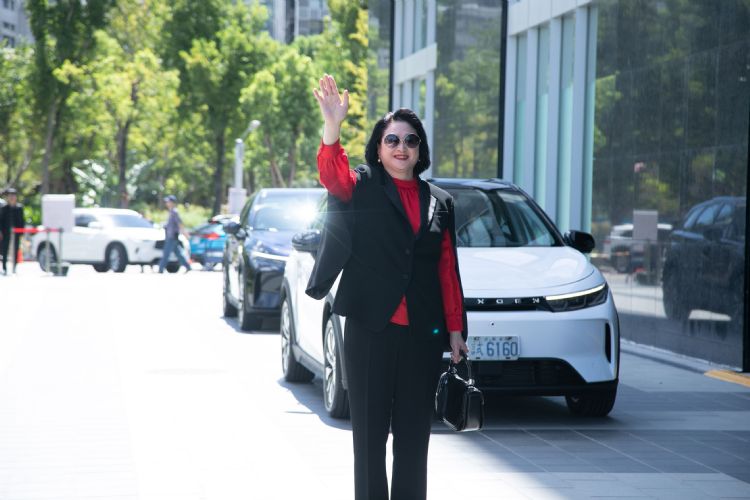 裕隆集团CEO严陈莉莲乘坐纳智捷N7现身28日裕隆城开幕。符世旻摄 裕隆集团CEO严陈莉莲乘坐纳智捷N7现身28日裕隆城开幕。符世旻摄