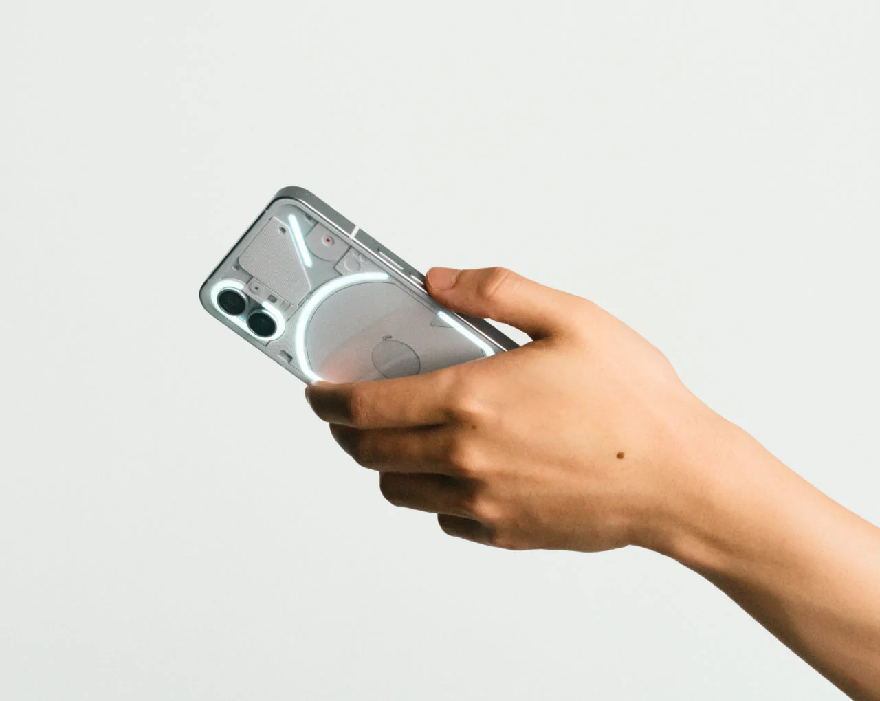消息称 Nothing Phone（1）将推出 Lite 版：取消背部灯条，电池增大到 5000mAh