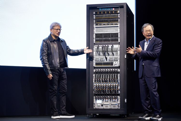图为NVIDIACEO黄仁勋与SupermicroCEO梁见厚展示AI服务器机柜。李建梁摄(数据照) 图为NVIDIACEO黄仁勋与SupermicroCEO梁见厚展示AI服务器机柜。李建梁摄(数据照)