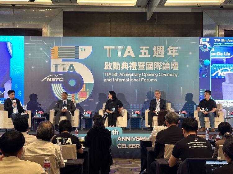 高通全球创业专案的高通技术授权(QTL)工程副总裁Sudeepto Roy(左二),以及Taboola研发副总俞宁宁(中)皆与会TTA五周年论坛。廖家宜摄 高通全球创业专案的高通技术授权(QTL)工程副总裁Sudeepto Roy(左二),以及Taboola研发副总俞宁宁(中)皆与会TTA五周年论坛。廖家宜摄