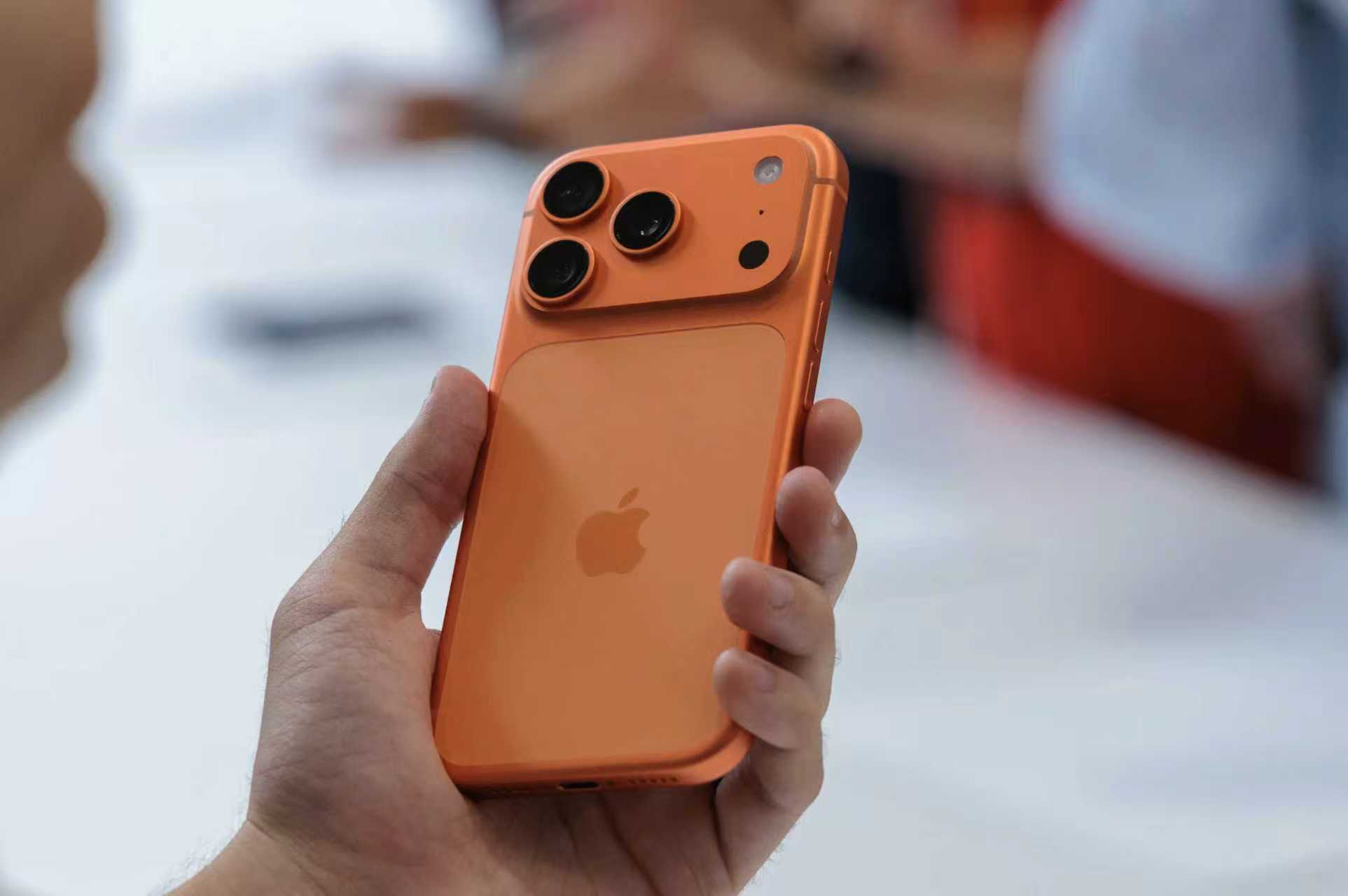 彭博上手体验iPhone 17